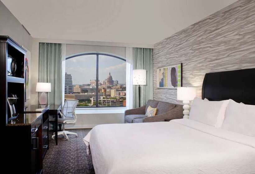 キングサイズベッドのスタンダードルーム, Vogue Hotel Montreal Downtown, Curio Collection By Hilton