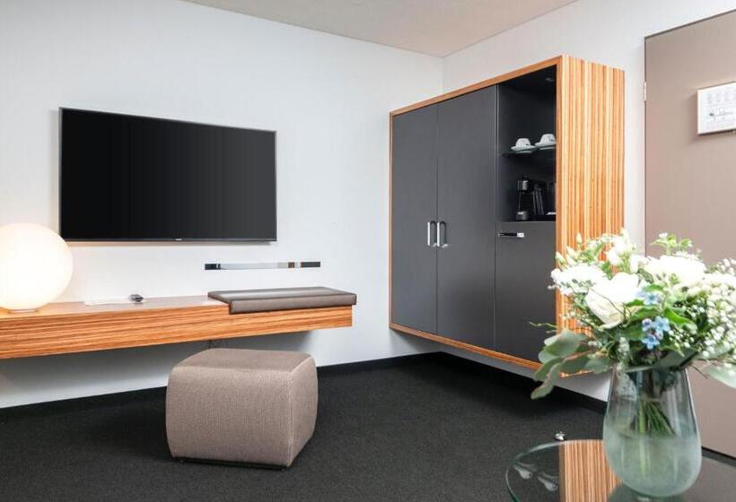 带河湖景观的轻年套房, Seehotel Kastanienbaum