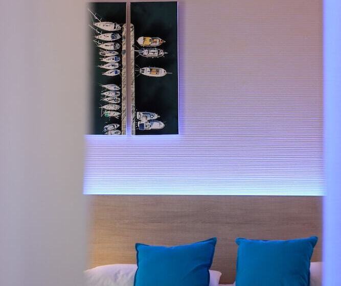 اتاق اساندارد با چشم‌انداز جانبی به دریا, Les Palmiers Beach Boutique Hotel & Luxury Apartments