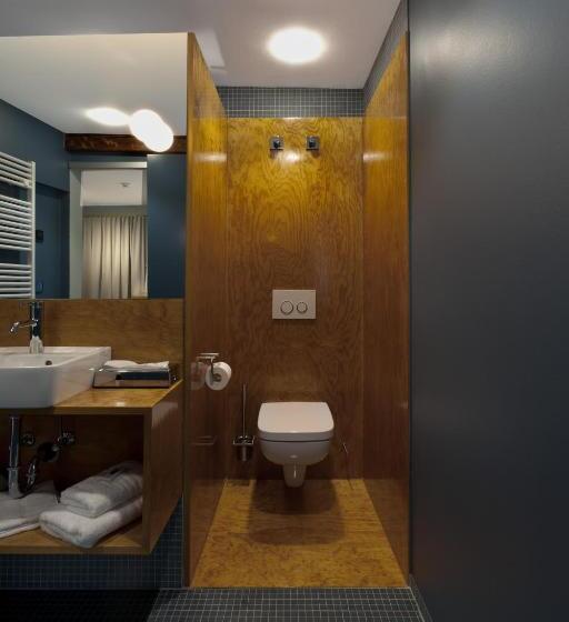 Студио Executive, Scholl