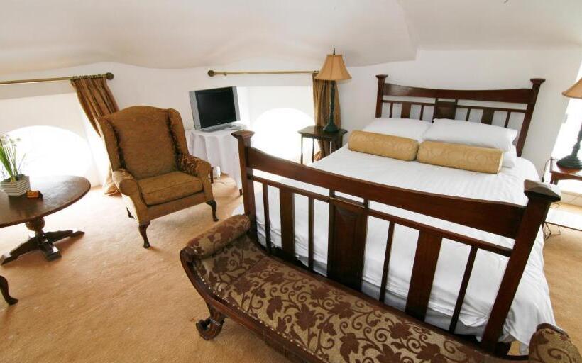 Семейный Номер, Innishannon House
