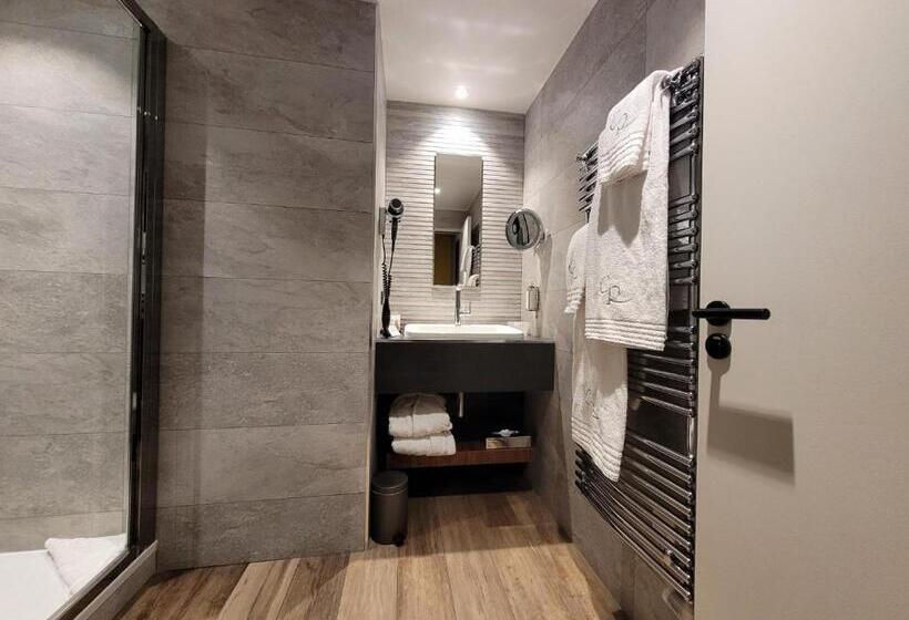 Семейный Номер, Hostellerie Du Chapeau Rouge