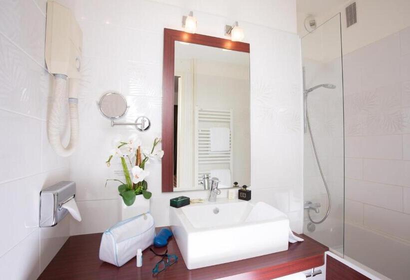 4인용 스탠다드 룸, Logis Hotels Grand Hotel D Orléans