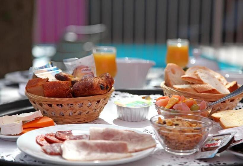 Номер Стандарт Трехместный, Logis Hotels Grand Hotel D Orléans
