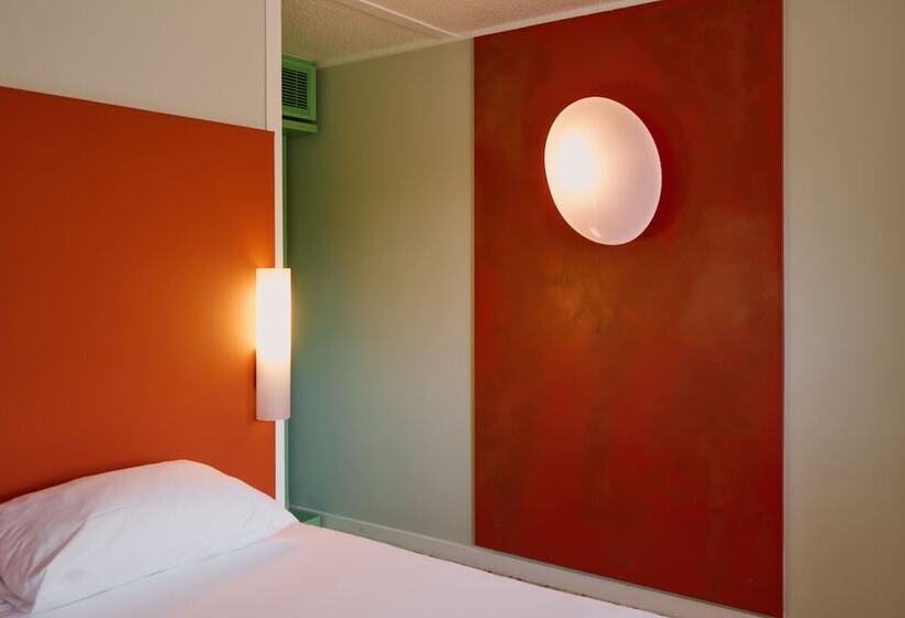 Номер Стандарт, Greet Hotel Versailles   Voisins Le Bretonneux