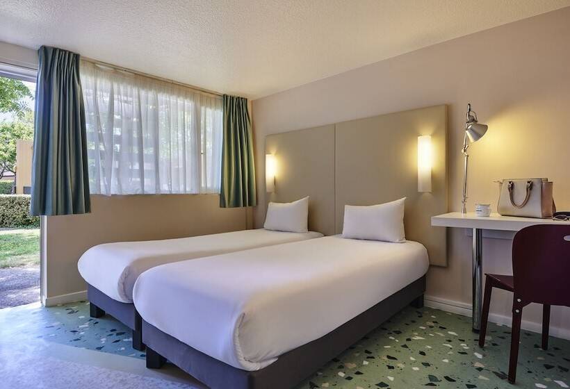 Номер Стандарт, Greet Hotel Versailles   Voisins Le Bretonneux