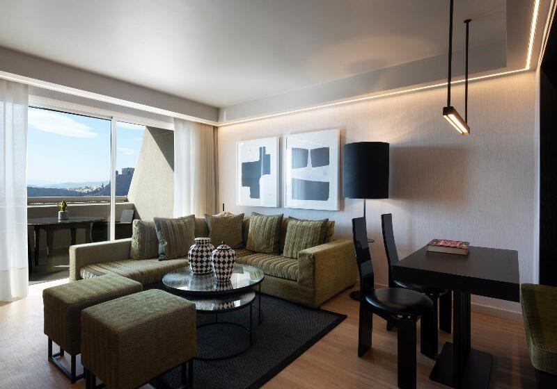 Suite cu Priveliști, Divani Caravel