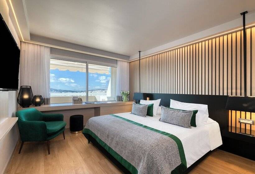 Suite cu Priveliști, Divani Caravel