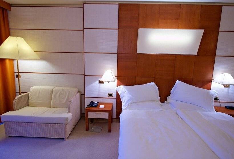 سوئیت جونیور با چشم‌انداز باغ, Park Hotel Imperial