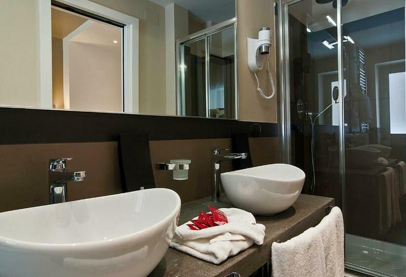 Habitación Triple Estándar, Caravel
