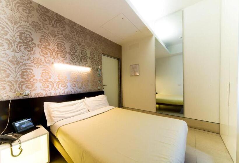 이코노미 룸, Savoy