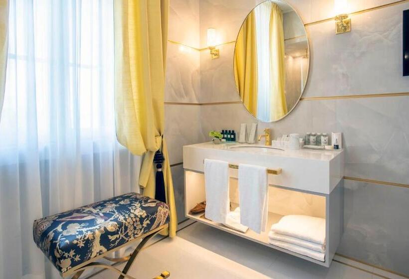 سوییت با چشم‌انداز دریا, Grand Hotel Principe Di Piemonte