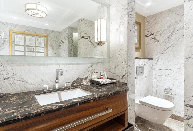 小室, The Claridges New Delhi