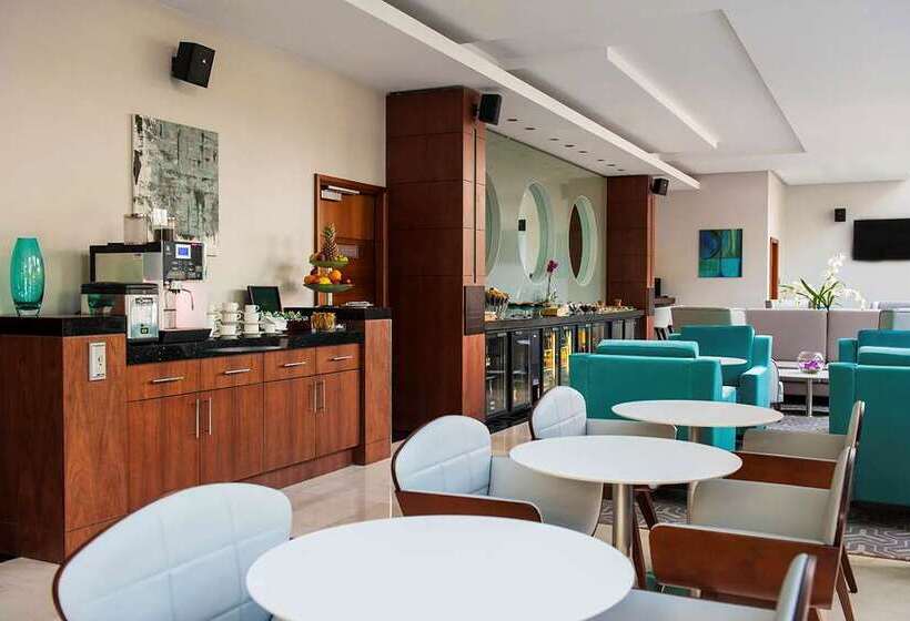 اتاق اجرایی با تخت بزرگ, Hilton Yaounde