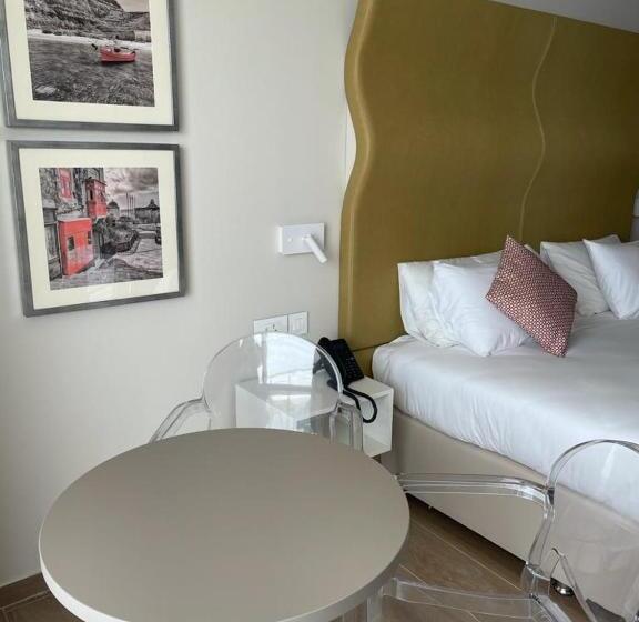 اتاق استاندارد سه نفره با چشم‌انداز کنار دریا, Seaview Hotel   Adults Only 16 Plus
