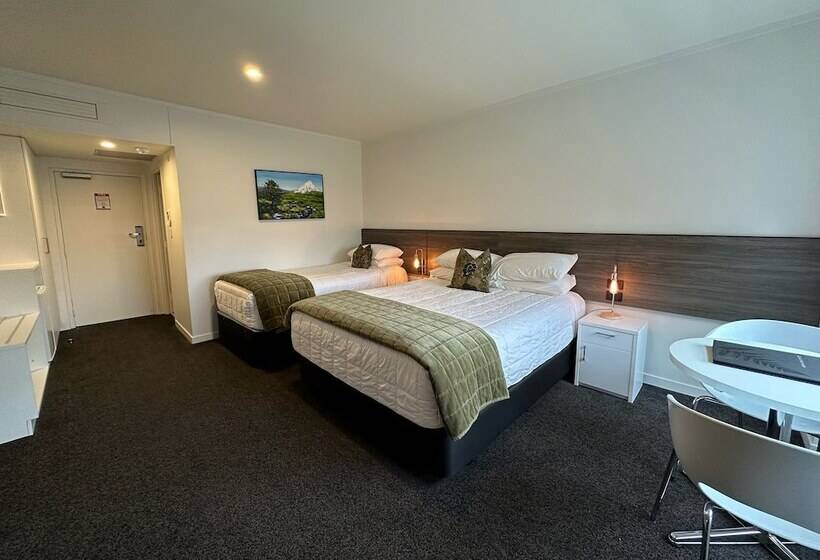 패밀리 스튜디오, The Devon Hotel A Heritage