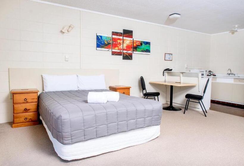 Студия Стандарт, Tourist Court Motel