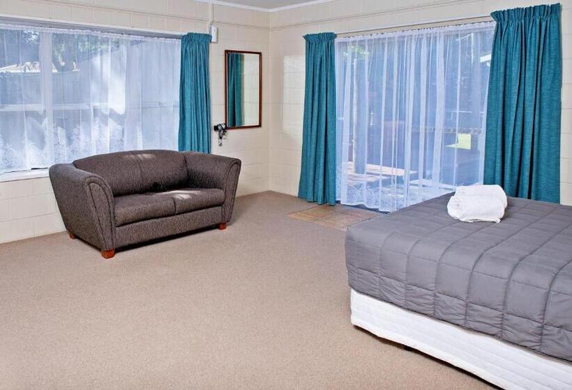 Студия Стандарт, Tourist Court Motel