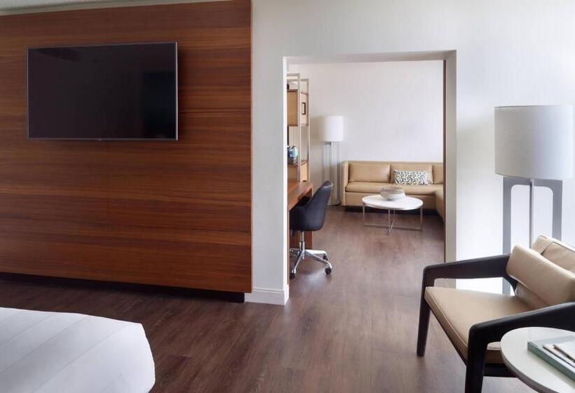 מיטת קינג בסוויטה, Atlanta Marriott Marquis