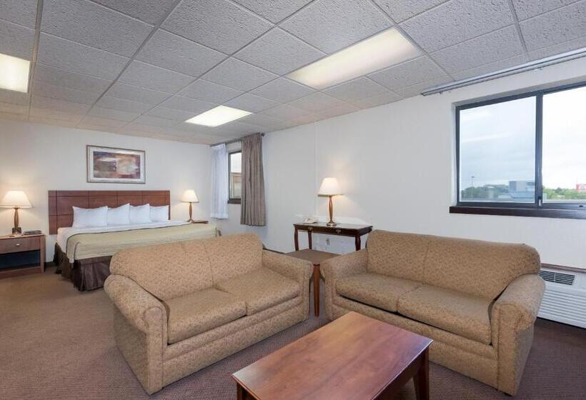 스위트 킹사이즈 침대, Ramada By Wyndham Fargo