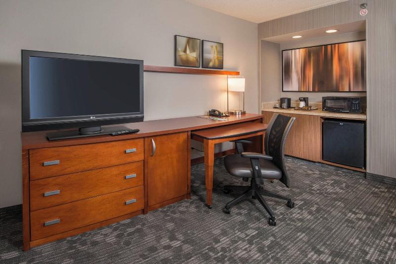 Люкс Кровать Кинг, Courtyard By Marriott Fairfax Fair Oaks