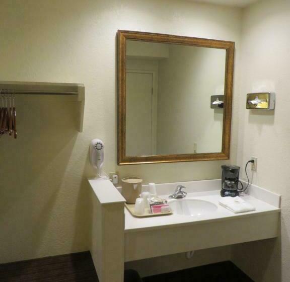 سوییت خانوادگی, Anaheim Desert Inn & Suites