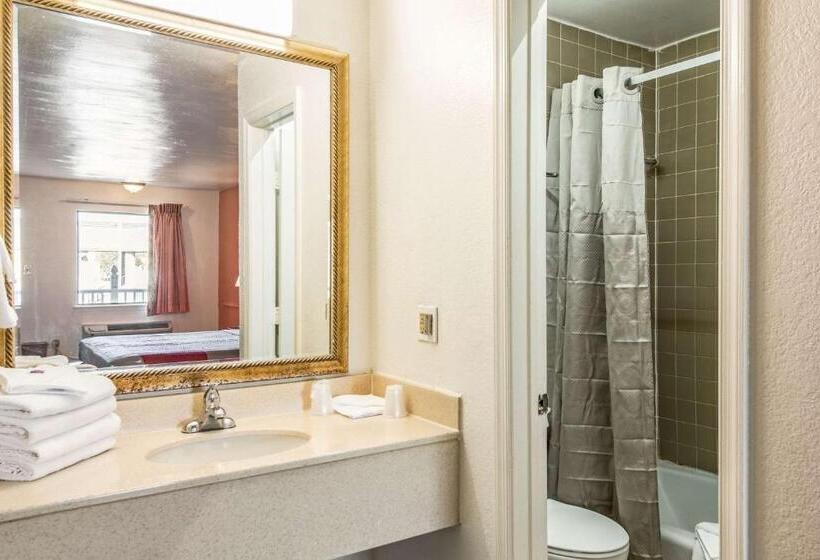Номер Deluxe Кровать Кинг, Motel 6 Portsmouth, Va