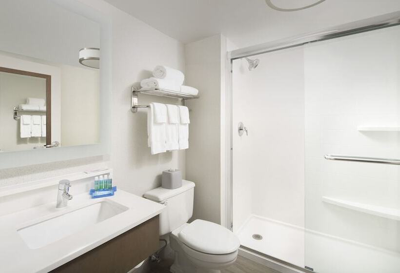 Номер Стандарт Двуспальная Кровать Адаптированный для Инвалидов, Holiday Inn Express Andover North   Lawrence, An Ihg