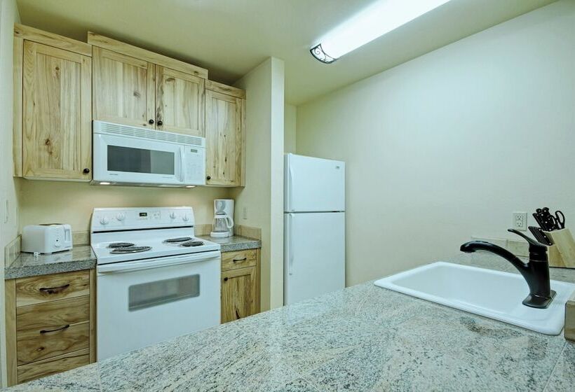 Studio Standard, Seventh Mountain Resort