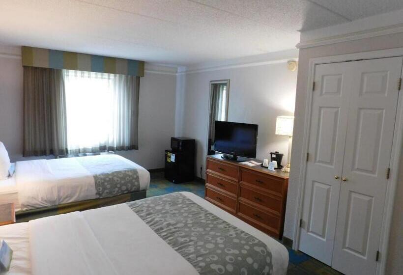 Mozgáskorlátozott Deluxe Szoba, Days Inn & Suites By Wyndham Schaumburg  Woodfield Mall