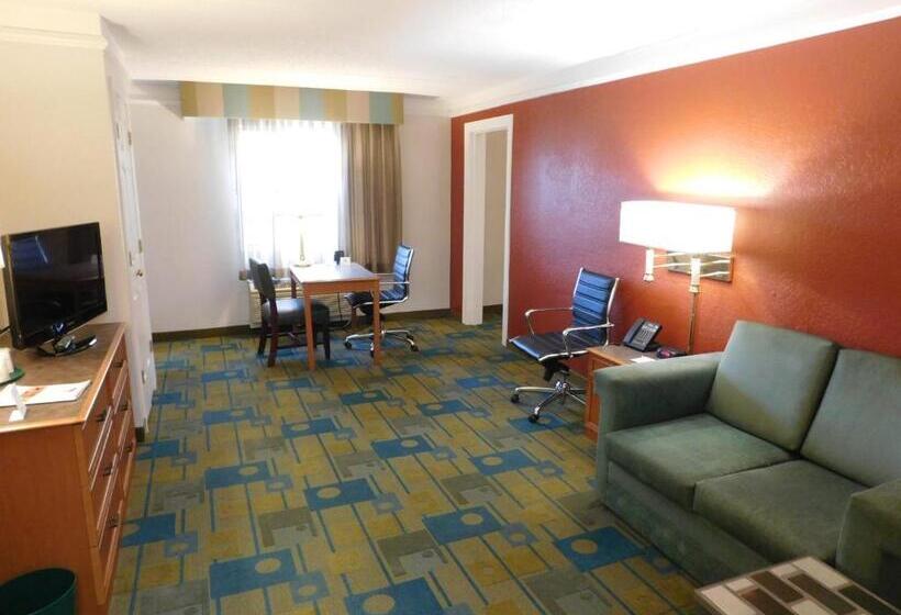 Lakosztály, Days Inn & Suites By Wyndham Schaumburg  Woodfield Mall