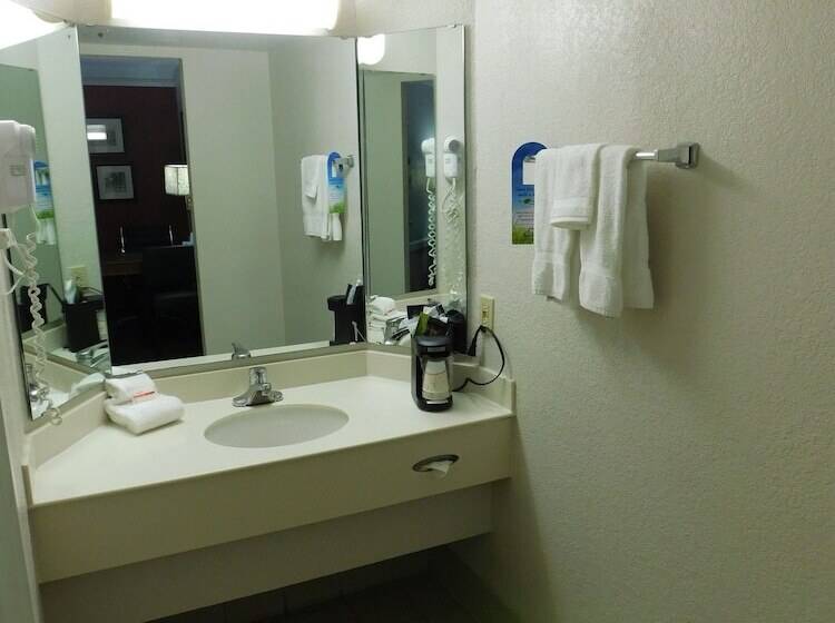 Standard Szoba 2 Franciaággyal, Days Inn & Suites By Wyndham Schaumburg  Woodfield Mall
