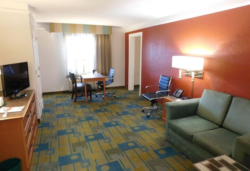 Lakosztály, Days Inn & Suites By Wyndham Schaumburg  Woodfield Mall