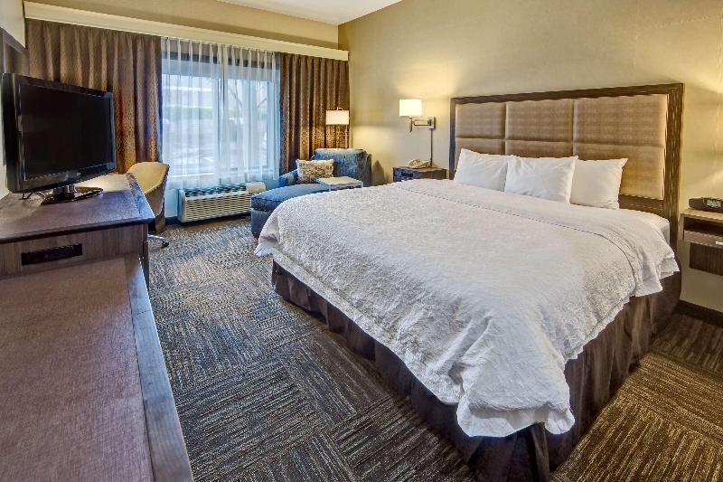 스위트 킹사이즈 침대, La Quinta Inn By Wyndham Savannah Midtown