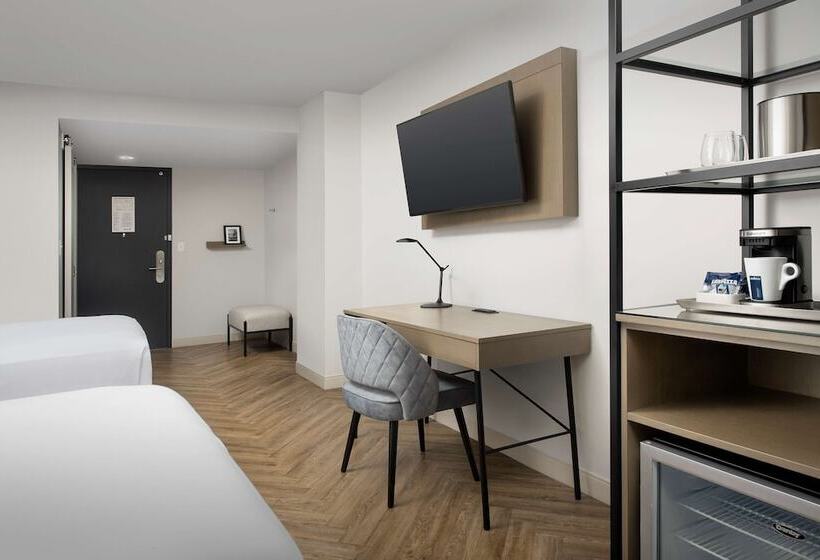 带2个双人床的标准工作室, Radisson Blu  Fargo