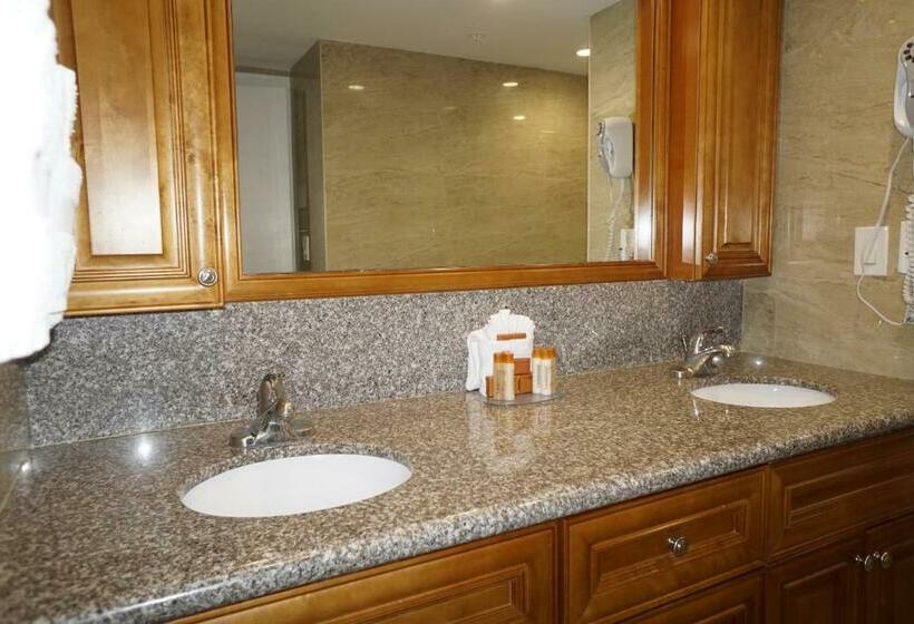 מיטת קינג בסוויטה, Ocean Sky Hotel & Resort