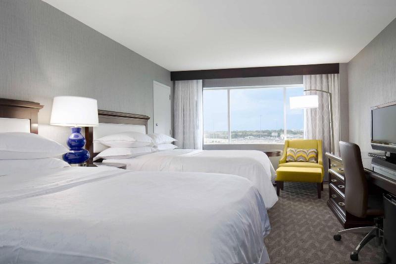 חדר קלאב, Sheraton Arlington