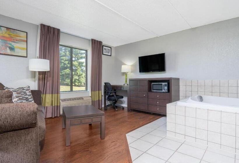 Люкс Deluxe Кровать Кинг, Super 8 By Wyndham Bloomington/airport