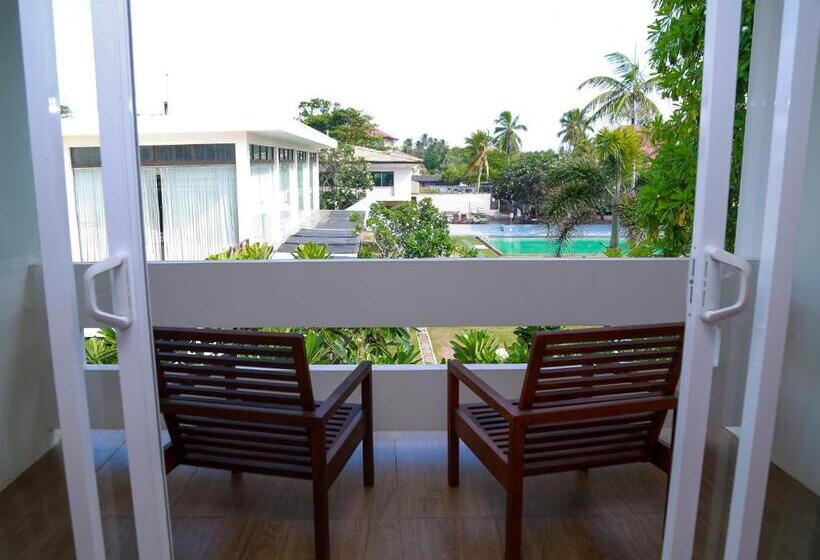Номер Deluxe Вид на Бассейн, Pegasus Reef   A Beach Resort In Colombo