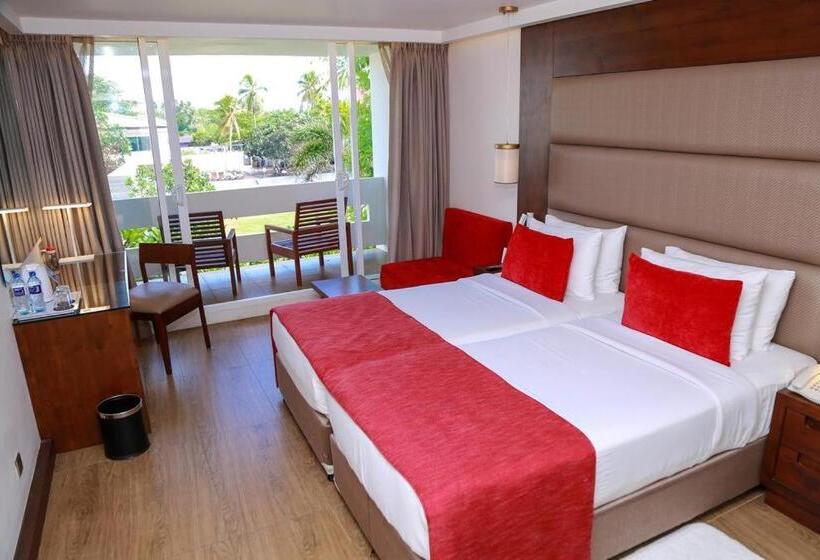 Трехместный Номер Deluxe Вид на Бассейн, Pegasus Reef   A Beach Resort In Colombo