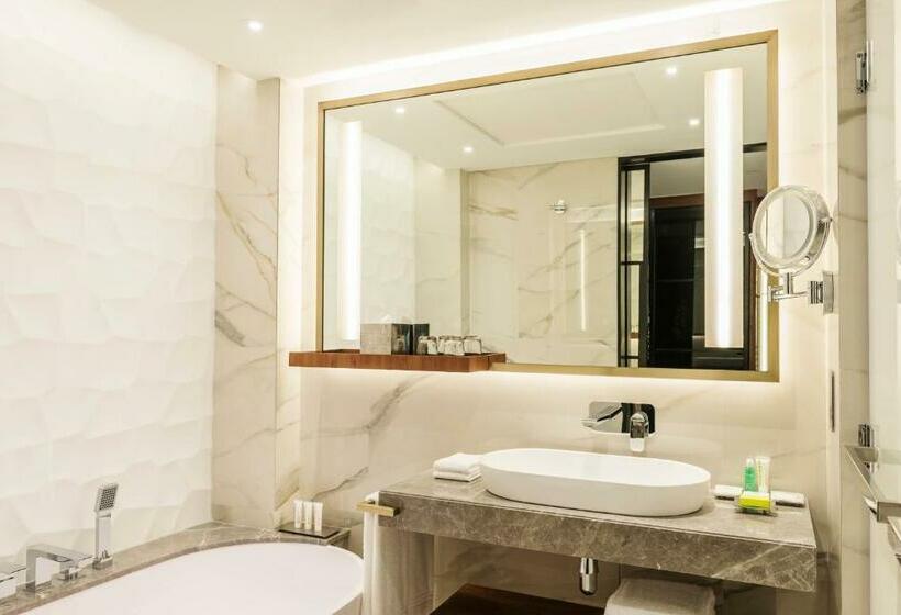 Номер Deluxe Вид на Сад, Le Méridien Dubai Hotel & Conference Centre