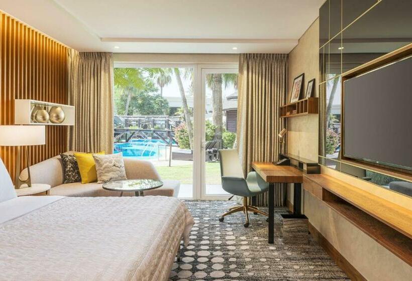 Номер Superior Вид на Бассейн, Le Méridien Dubai Hotel & Conference Centre