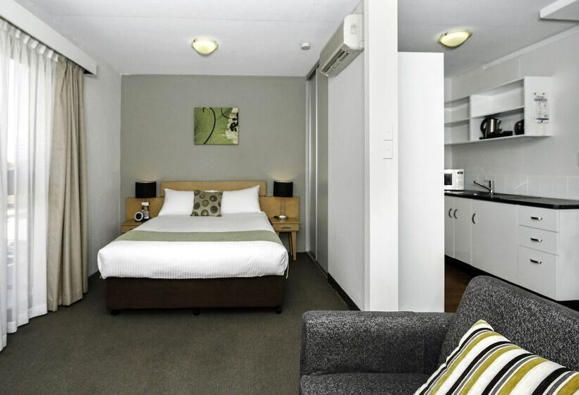 استودیوی استاندارد, Breakfree Adelaide