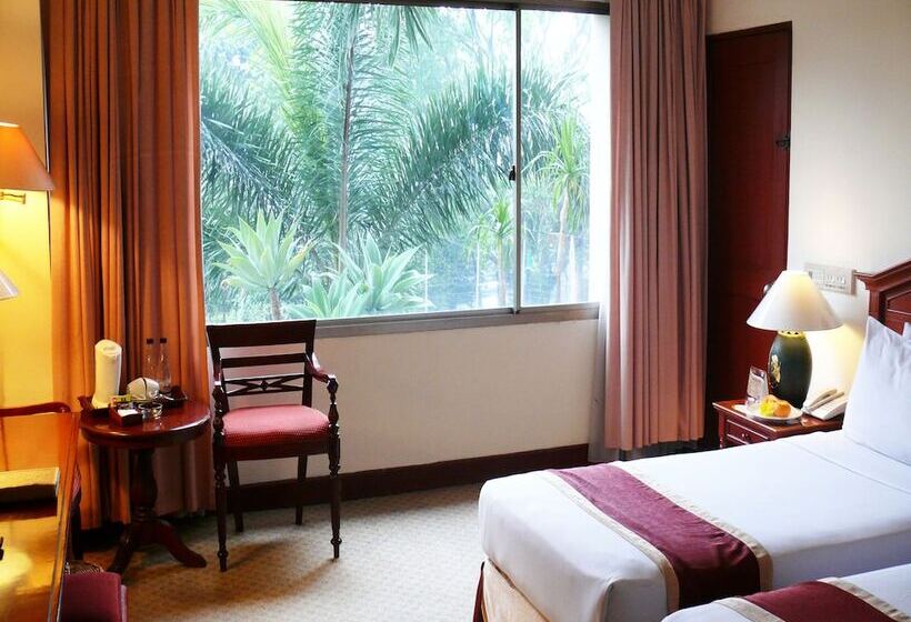 Номер Deluxe, The Jayakarta Suites Bandung