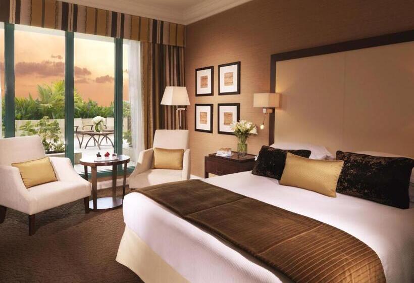 Номер Deluxe Кровать Кинг, Mövenpick Grand Al Bustan