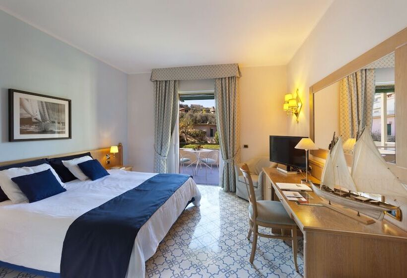 Трехместный Номер Стандарт с Балконом, Grand Hotel Vesuvio