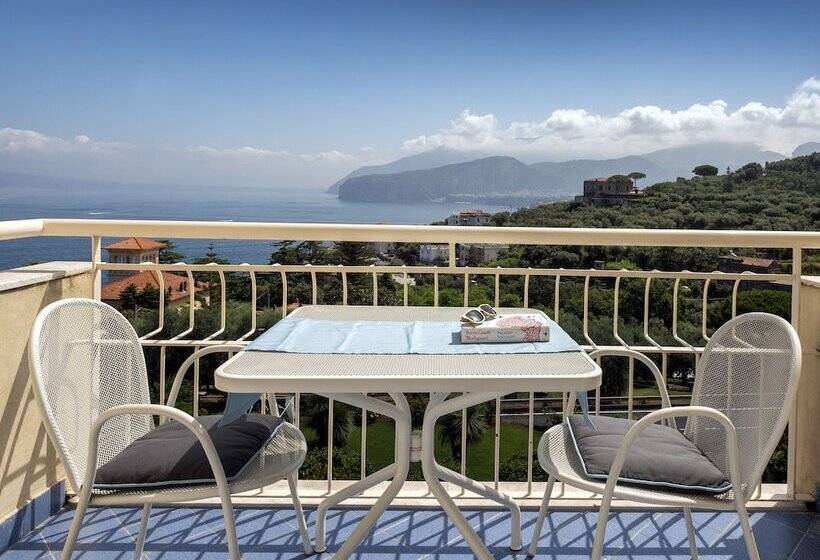 Семейный Номер Вид на Море, Grand Hotel Vesuvio