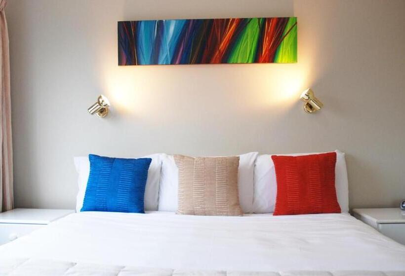 דירת שני חדרים, Almond Court Motel