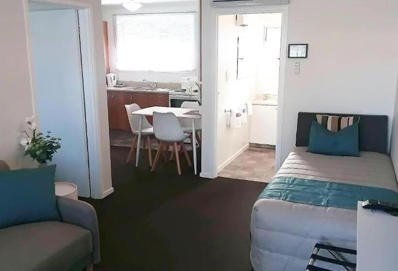 דירת חדר, Almond Court Motel