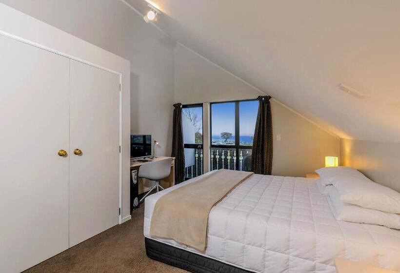 2 Bedrooms Apartment Lake View, Le Chalet Suisse Motel Taupo